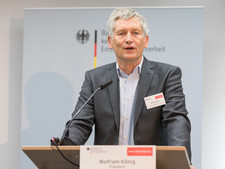 Wolfram König, BASE-Präsident, anlässlich der Auftaktveranstaltung zum „Forum Zwischenlagerung“ Wolfram König, BASE-Präsident, anlässlich der Auftaktveranstaltung zum „Forum Zwischenlagerung“ (BildMitLangbeschreibung)