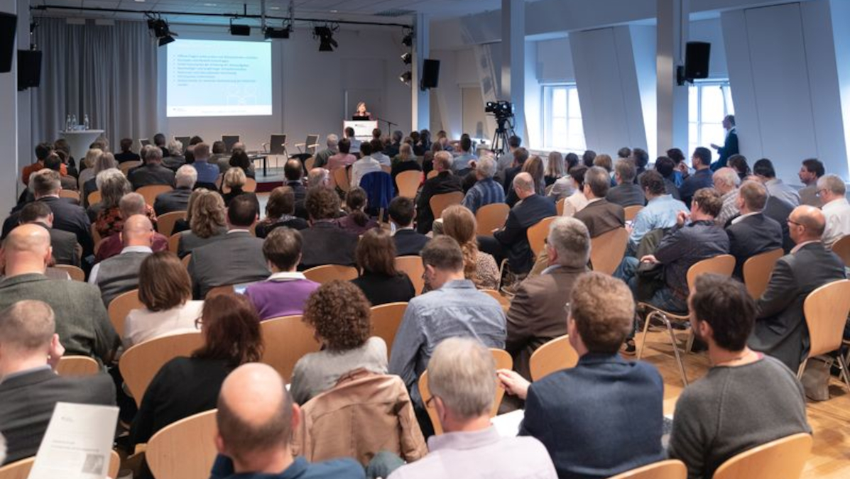 Teilnehmer der ersten Statuskonferenz, Blick in den Veranstaltungssaal