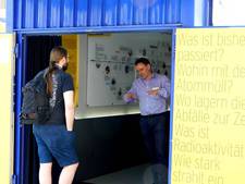 Besucher der Containerausstellung des BASE (Quelle: BASE) Besucher der Containerausstellung des BASE
