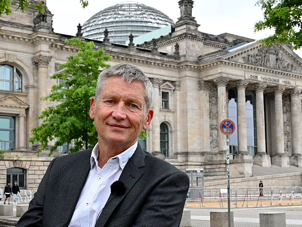 Wolfram König, der Präsident des Bundeamtes für die Sicherheit der nuklearen Entsorgung, steht vor dem Reichstag in Berlin.