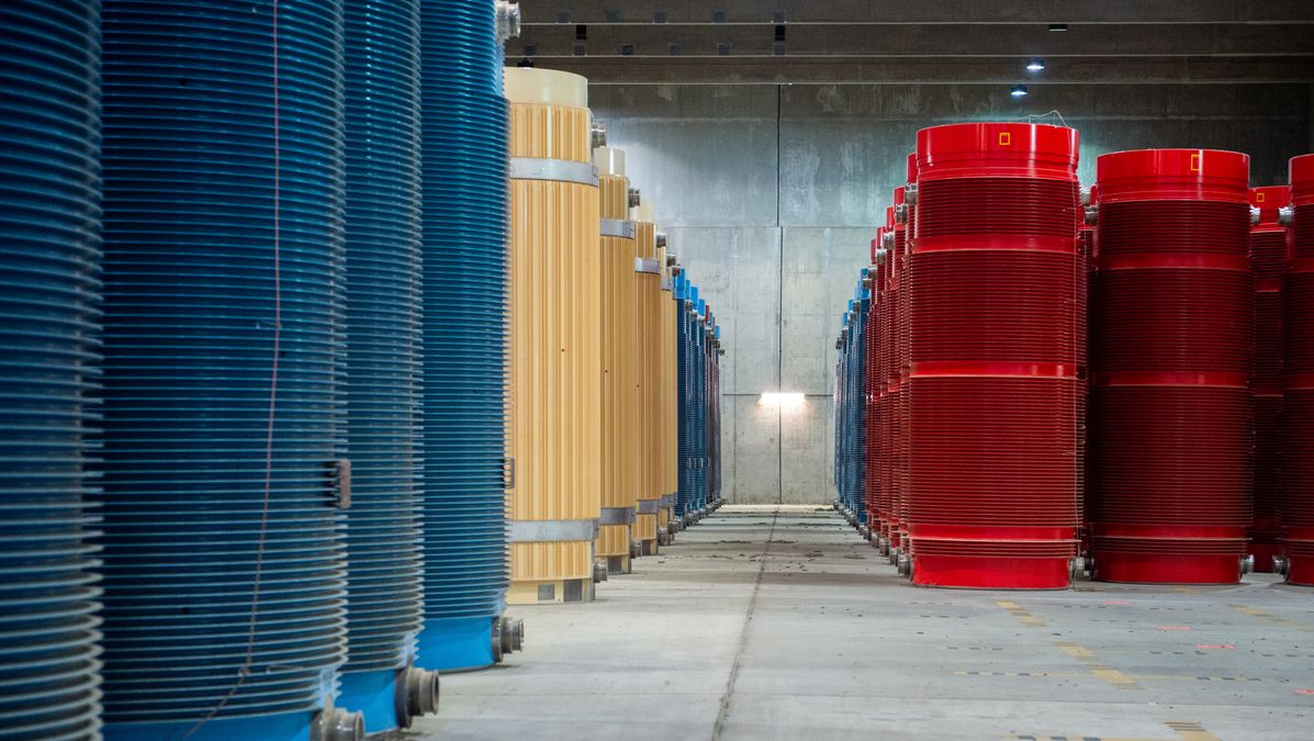 Behälter mit hochradioaktiven Abfällen stehen in einer großen Halle.