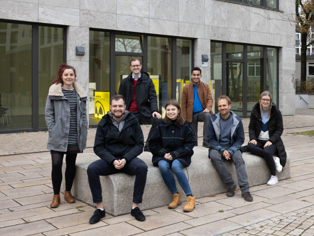 Das Bild zeigt die Workshopteilnehmer:innen vor dem BASE Dienstgebäude in Berlin.