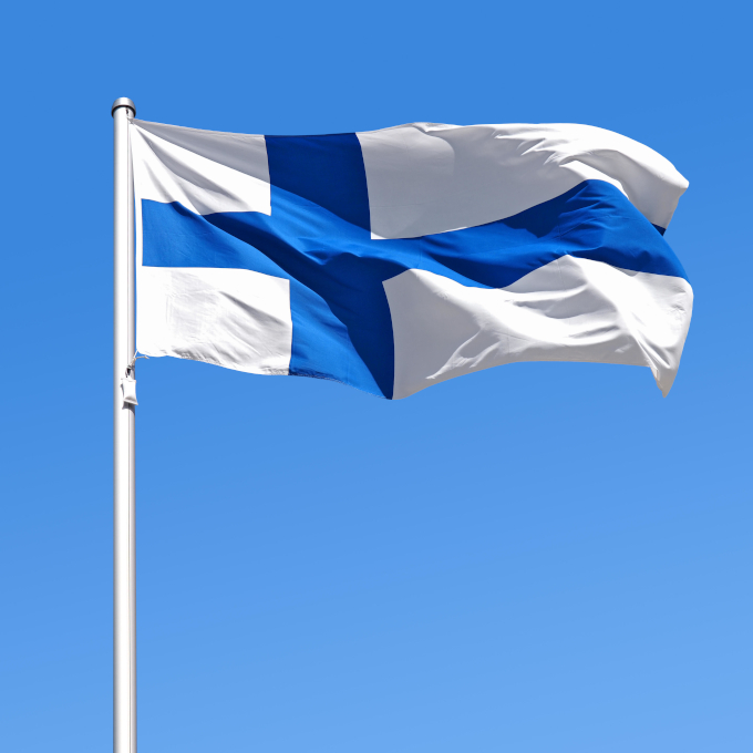 Das Bild zeigt eine im Wind wehende Flagge von Finnland
