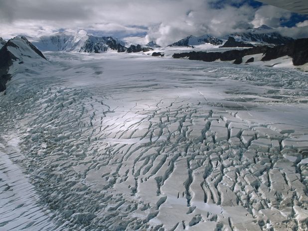 Luftbild eines Gletschers (BildMitLangbeschreibung)