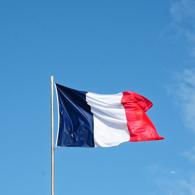 Die Flagge Frankreichs weht an einem Flaggenmast.
