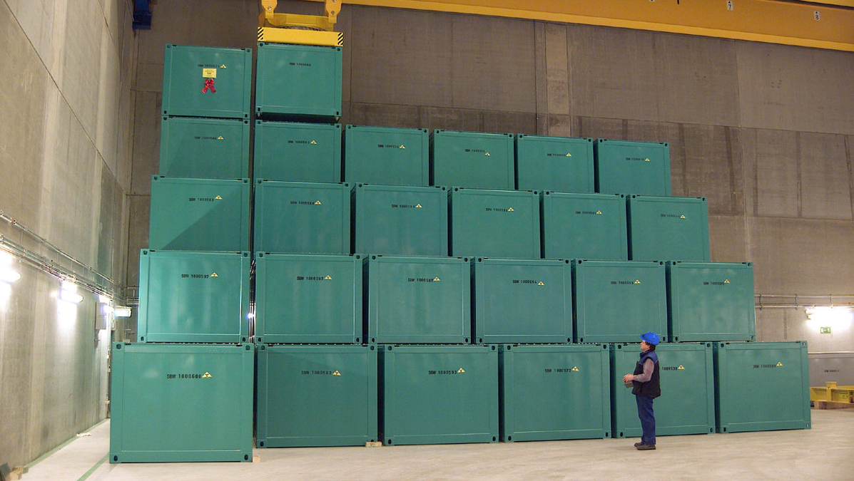 Auf Paletten sind Fässer mit Atommüll in einer Lagerhalle der auf Nuklear-Abfall spezialisierten Logistikfirma NCS (Nuclear Cargo + Service) in Hanau gestapelt.
