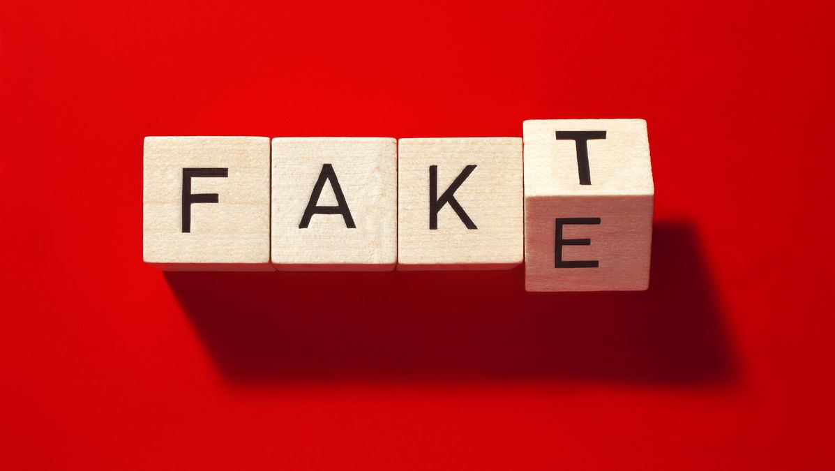Vier Würfel mit aufgemalten Buchstaben