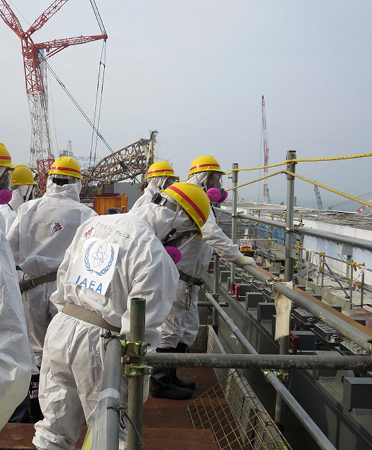 Ein Team der IAEA in Schutzanzügen besucht das havarierte Atomkraftwerk Fukushima Daiichi. (Quelle: picture alliance / AP Photo) Ein Team der IAEA in Schutzanzügen besucht das havarierte Atomkraftwerk Fukushima Daiichi. (BildMitLangbeschreibung)