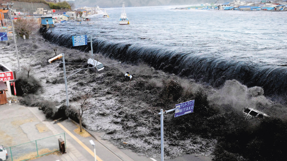 Am 11. März 2011 trifft ein Tsunami auf die Ostküste Japans.