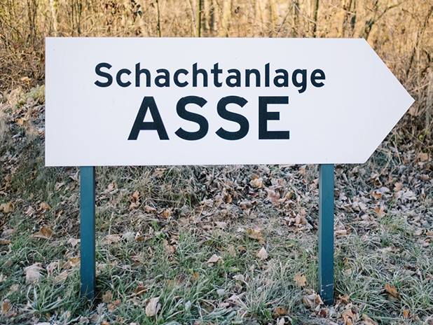 "Schachtanlage Asse" steht auf einem Schild in Remmlingen. (BildMitLangbeschreibung)