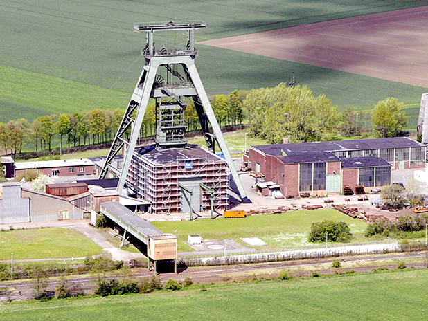 Luftbild des Förderturms des ehemaligen Eisenerzbergwerks Schacht Konrad (BildMitLangbeschreibung)