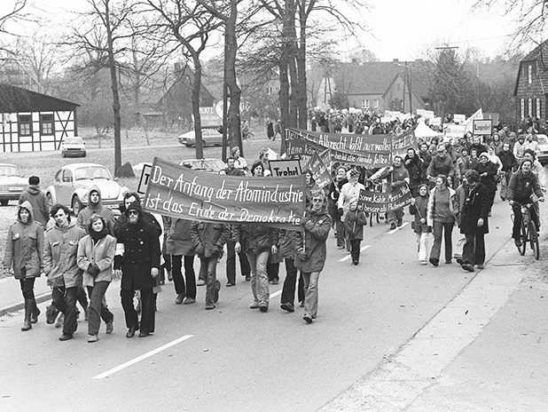 Demonstrierende auf dem Gorleben-Hannover Treck (BildMitLangbeschreibung)