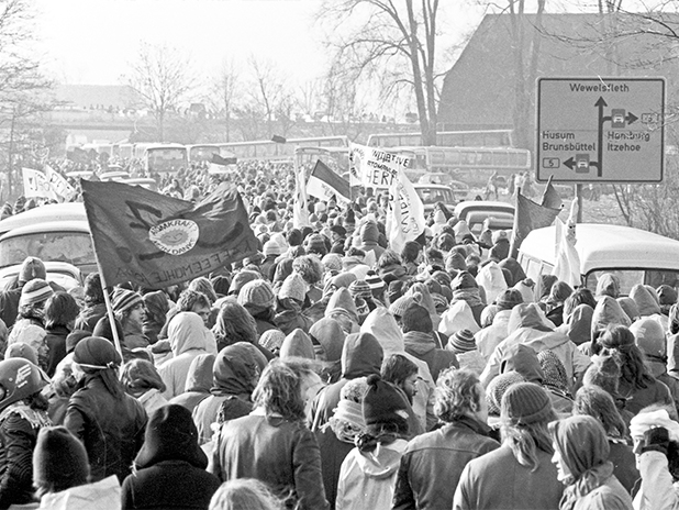 Demonstranten auf dem Weg zum Protest gegen den Bau des Kernkraftwerks in Brokdorf (BildMitLangbeschreibung)