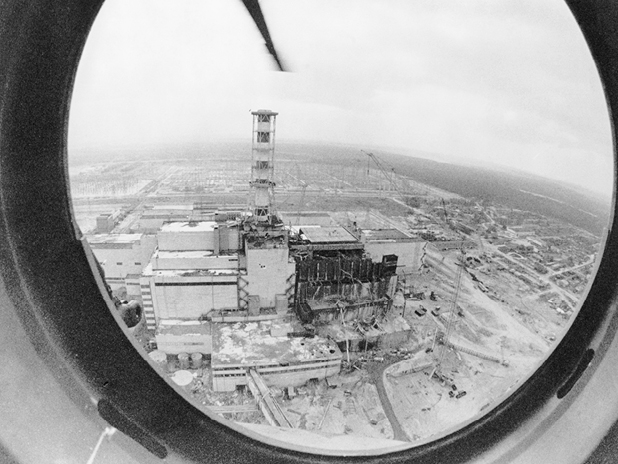 Luftaufnahme des Atomkraftwerks Tschernobyl nach dem Unfall am 26. April 1986. (BildMitLangbeschreibung)