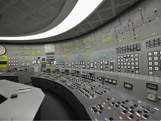 Blick in die Schaltzentrale des Reaktors in Block 6 im Atomkraftwerk Lubmin bei Greifswald (BildMitLangbeschreibung)