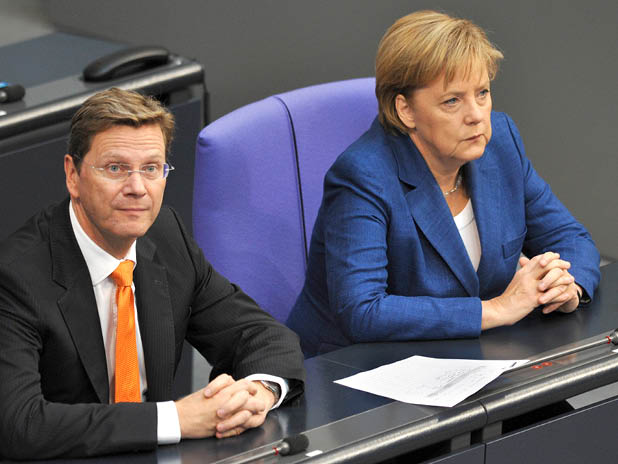 Bundeskanzlerin Angela Merkel und Vize-Kanzler Guido Westerwelle während der Beratung über die Laufzeitverlängerung der deutschen Atomkraftwerke. (BildMitLangbeschreibung)