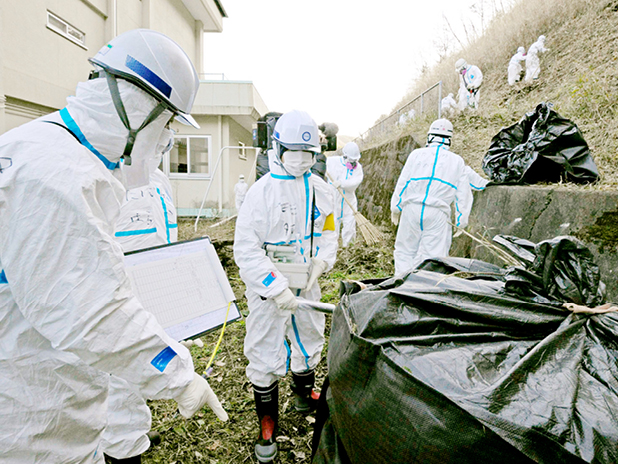 Arbeiter dekonterminieren eine Schule in Katsurao nahe des vom Tsunami zerstörten Atomkraftwerkes in Fukushima (BildMitLangbeschreibung)