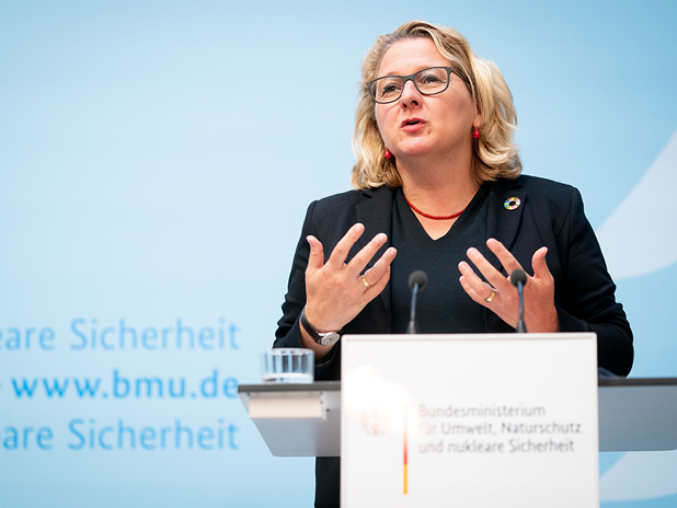 Svenja Schulze (SPD), Bundesministerin für Umwelt, Naturschutz und nukleare Sicherheit, nimmt an der Pressekonferenz zum Zwischenbericht Bundesgesellschaft für Endlagerung teil. (BildMitLangbeschreibung)