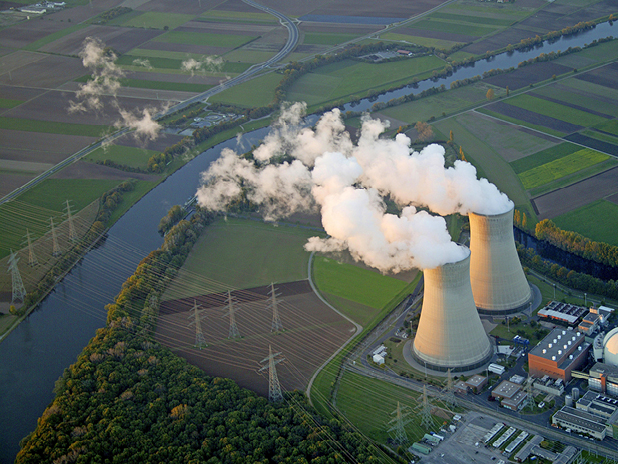 Luftaufnahme des Atomkraftwerks Grohnde. Aus den beiden Kühltürmen steigt Dampf auf. (BildMitLangbeschreibung)