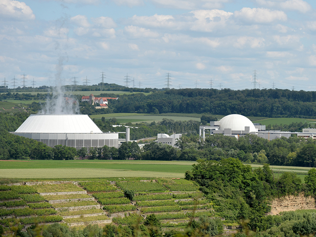 Blick auf das Atomkraftwerk Neckarwestheim, im Vordergrund sind Weinberge zu erkennen. (BildMitLangbeschreibung)